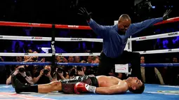 Wasit menghentikan pertandingan setelah Amir Khan dipukul jatuh oleh Saul Alvarez dalam laga kelas menengah WBC di T-Mobile Arena, Las Vegas, AS, (7/5/2016). Amir Khan sempat pingsan setelah jatuh ke kanvas. (Action Images via Reuters/Andrew Couldridge)