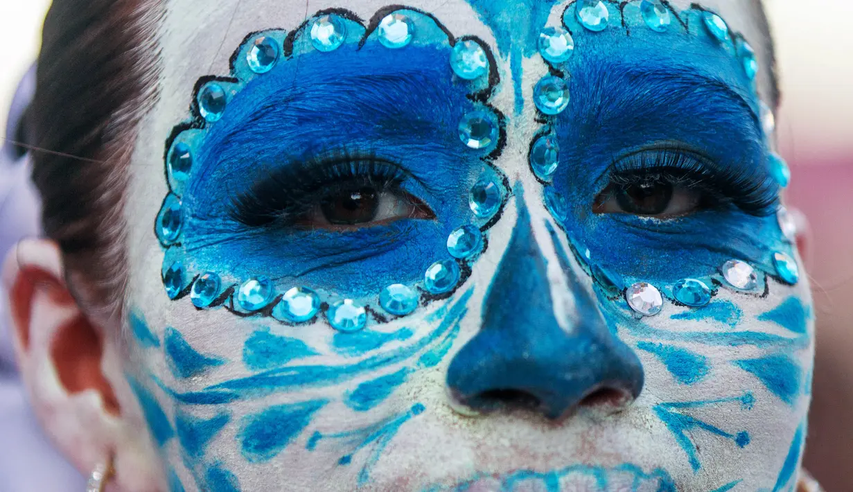 Di Meksiko, ada sebuah tradisi perayaan Dia de Muertos yang bisa diartikan sebagai hari peringatan bagi orang-orang yang telah mati atau singkatnya Hari Orang Mati. (Julio Cesar AGUILAR/AFP)