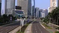 Suasana jalan protokol Ibu Kota yang tampak sepi di kawasan Thamrin, Jakarta, Sabtu (3/7/2021). Pemberlakuan Pembatasan Kegiatan Masyarakat (PPKM) Darurat berlaku mulai hari ini Sabtu, 3 Juli sampai dengan 20 Juli 2021, untuk mengurangi penyebaran Covid-19. (Liputan6.com/Angga Yuniar)