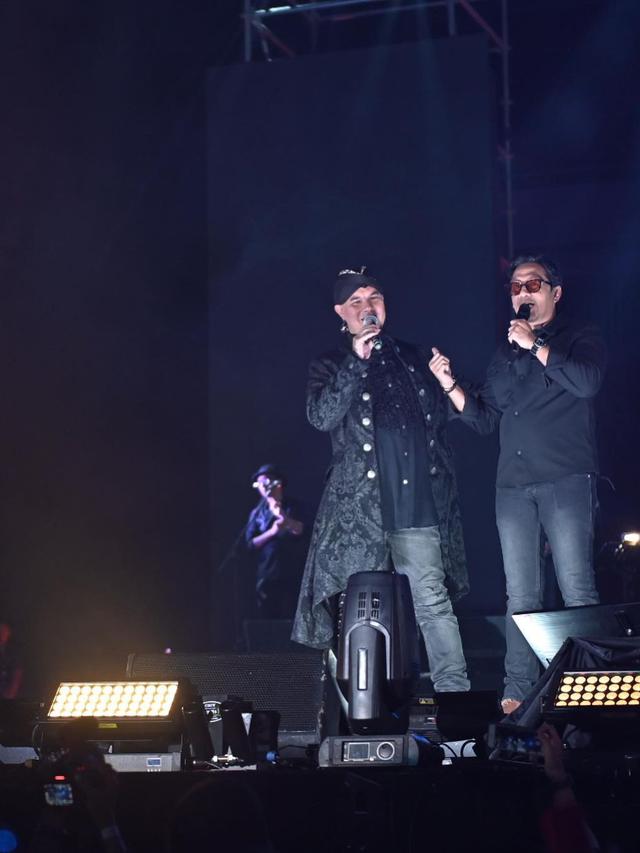 6 Potret Artis dan Pejabat Ikut Nonton Konser Dewa 19 di JIS, Ajang Nostalgia