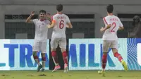 Pemain Suriah U-23, Moumen Naji (kiri) merayakan gol ke gawang Indonesia U-23 pada laga persahabatan di Stadion Wibawa Mukti, Bekasi, Rabu (16/11/2017). Indonesia kalah 2-3. (Bola.com/NIcklas Hanoatubun)