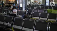 Calon penumpang menunggu keberangkatan di Bandara Halim Perdanakusuma, Jakarta, Rabu (1/4/2020). Akibat wabah virus corona COVID-19, PT Angkasa Pura II mencatat adanya penurunan penumpang di atas 30 persen dalam 14 hari terakhir di Halim Perdanakusuma dan Soekarno-Hatta. (Liputan6.com/Faizal Fanani)