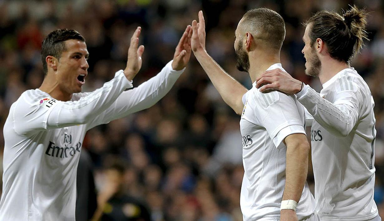 Para pemain Real Madrid merayakan gol yang dicetak Karim Benzema ke gawang Sevilla pada laga La Liga Spanyol di Stadion Santiago Bernabeu, Madrid, Minggu (20/3/2016). Madrid berhasil menang 4-0 atas Sevilla. (EPA/Ballesteros)
