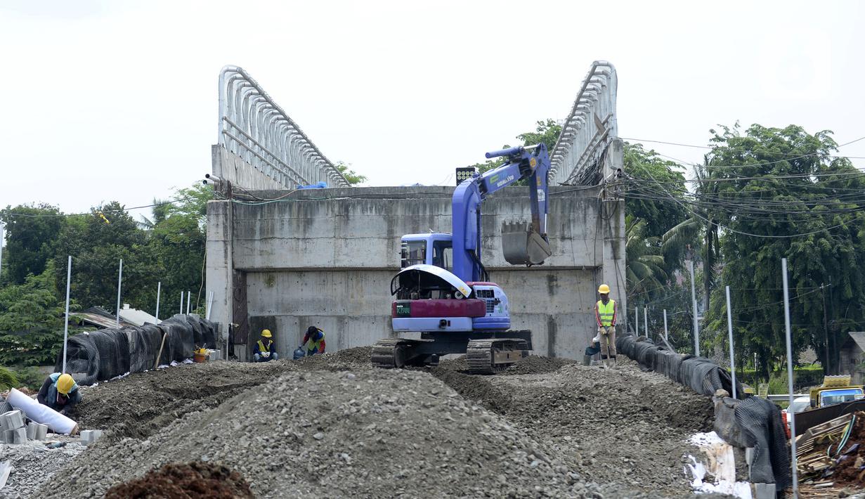 Pekerja menggunakan alat berat saat menyelesaikan proyek pembangunan jembatan di atas Jalan Tol Serpong-Cinere di Serua, Tangerang Selatan, Banten, Kamis (12/11/2020). Jembatan tersebut dibangun untuk menghubungkan jalan utama Serua dan Ciater. (merdeka.com/Dwi Narwoko)