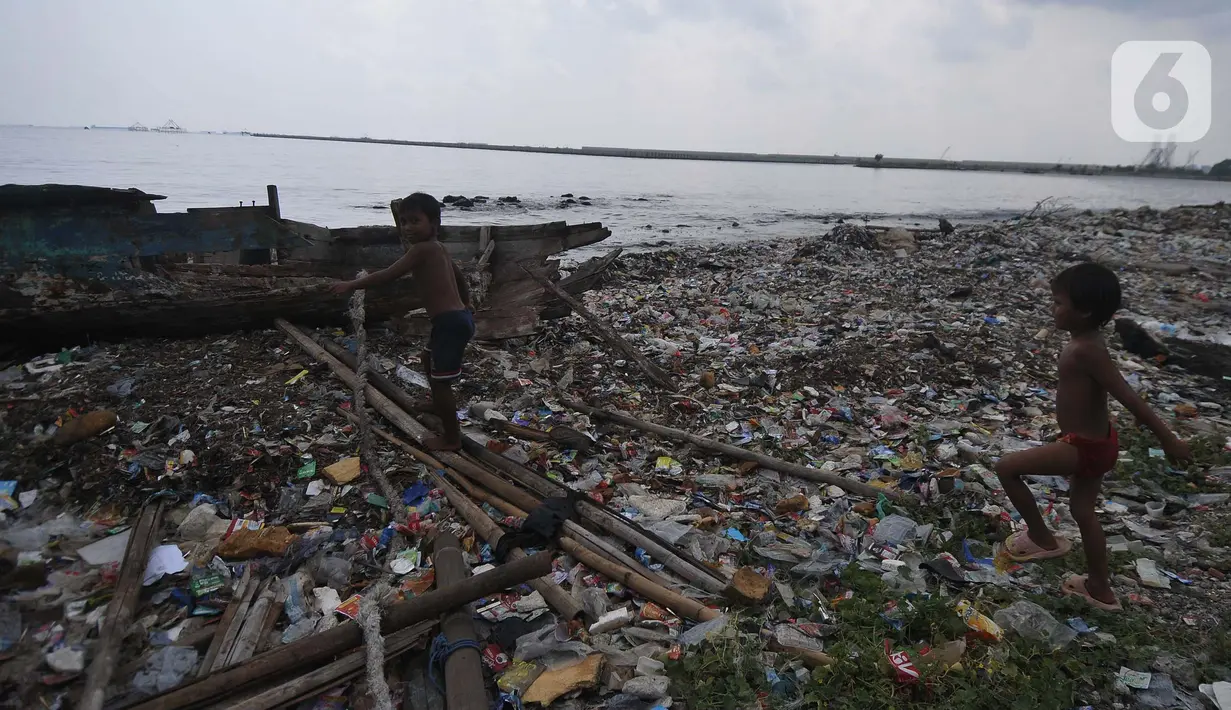 Sampah-sampah plastik yang mencemari kawasan pesisir dan laut kerap kali mengganggu nelayan pinggiran saat menangkap ikan. (merdeka.com/Imam Buhori)