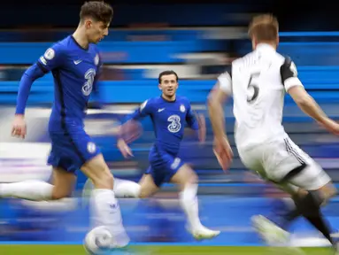 Baru sepuluh menit laga berjalan, berawal dari kontrol bola dan operan brilian Mason Mount, Havertz mampu membawa Chelsea unggul 1-0. (Foto: AFP/Pool/Ian Walton)