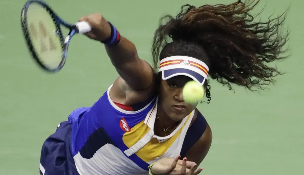 Petenis Jepang, Naomi Osaka, mengembalikan bola saat bertanding melawan petenis Jerman, Angelique Kerber, pada laga turnamen AS Terbuka 2017 di New York, Selasa (29/8/2017). Angelique Kerber kalah 3-6 dan 1-6 dari Naomi Osaka. (AP/Frank Franklin II)