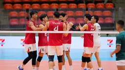Pemain Timnas voli putra Indonesia merayakan raihan poin saat melawan Myanmar pada babak penyisihan Grup B SEA Games 2025 di di Stadion Indoor Huamark, Bangkok, Thailand, pada Senin (15/12/2025) pagi WIB. (Bola.com/Bagaskara Lazuardi)