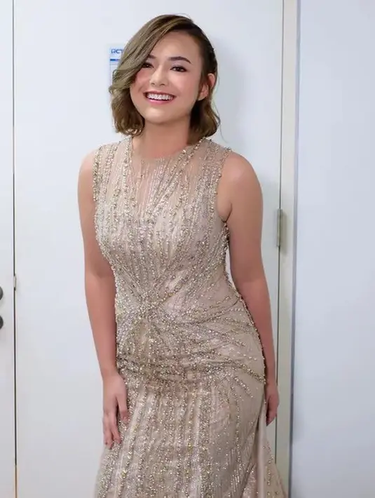 Dengan rambut pendeknya, Amanda tampil dengan dress sleeveless berpayet. [@philipekarunia]