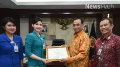 Menteri perhubungan berikan penghargaan kepada 2 pramugari penggendong nenek