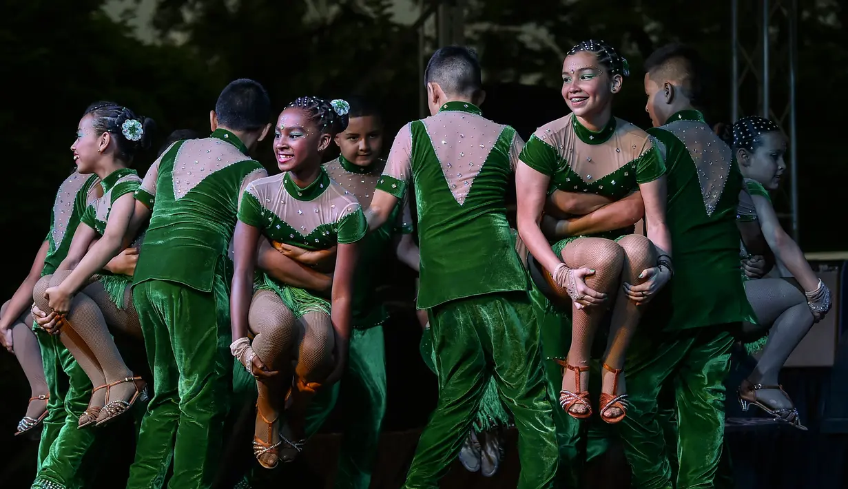 Kelompok tari asal Kolombia, Libertad Latina tampil dalam Festival Salsa Dunia XII, di Cali, Kolombia (29/9). Dalam festival tari ini, para penari tampil seksi dan lincah. (AFP Photo/Luis Robayo)