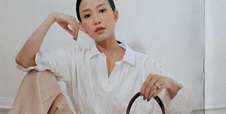 Memadukan kemeja putih dengan celana pleats khaki bisa jadi andalan tampil nyaman sehari-hari. Kali ini, Noi mengenakan kemeja dari Avgal Collection. (Foto: instagram/ Noi Aswari).