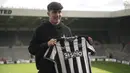 <p>Toni Livramento yang musim lalu jarang bermain membela Southampton akibat dibekap cedera, didatangkan Newcastle United setelah The Saints harus terdegradasi ke Championship. Ia didapatkan The Magpies dengan mahar 37,2 juta euro atau setara Rp625 miliar dengan durasi kontrak selama 5 tahun. (nufc.co.uk)</p>