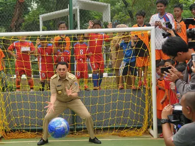 Gubernur DKI, Basuki 'Ahok' Tjahaja Purnama menjadi penjaga gawang usai meresmikan Ruang Publik Terpadu Ramah Anak (RPTRA) di Jalan Mawar RT 008 RW  RW 02, Kelurahan Lebak Bulus, Jakarta, Selasa (26/4). (Liputan6.com/Gempur M Surya)