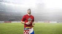 Striker Persija Jakarta, Marko Simic, menggunakan bendera Kroasia merayakan gelar juara usai mengalahkan Mitra Kukar pada laga Liga 1 di SUGBK, Jakarta, Minggu (9/12). Persija menang 2-1 atas Mitra. (Bola.com/Vitalis Yogi Trisna)