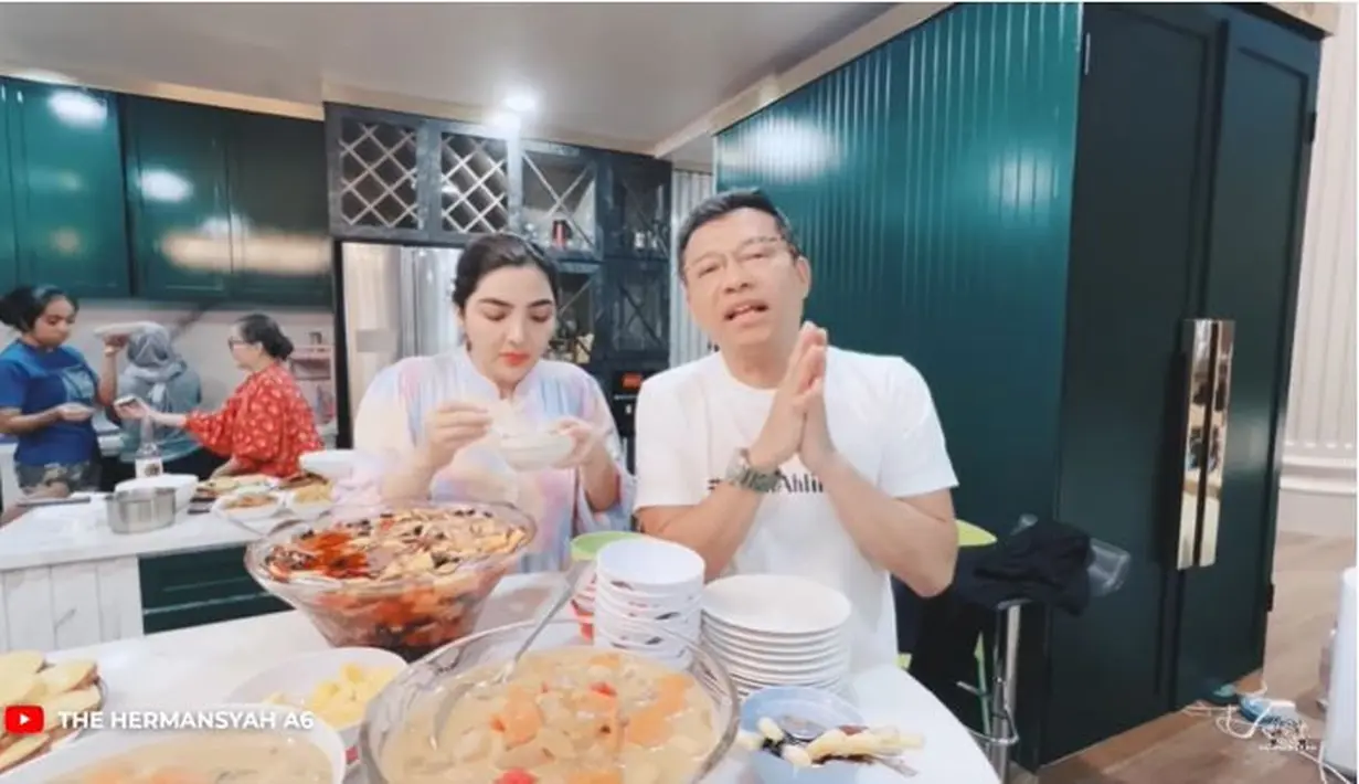 Saat waktu berbuka tiba, Ashanty pun langsung mencoba es buah yang dibuat spesial oleh Anang Hermansyah. Takjil tersebut memang sengaja dibuat Anang untuk istri tercintanya, beserta keluarga. Setelah dicicipi, Ashanty pun memuji rasa takjil tersebut pas dan enak. (Liputan6.com/YouTube/The Hermansyah A6)