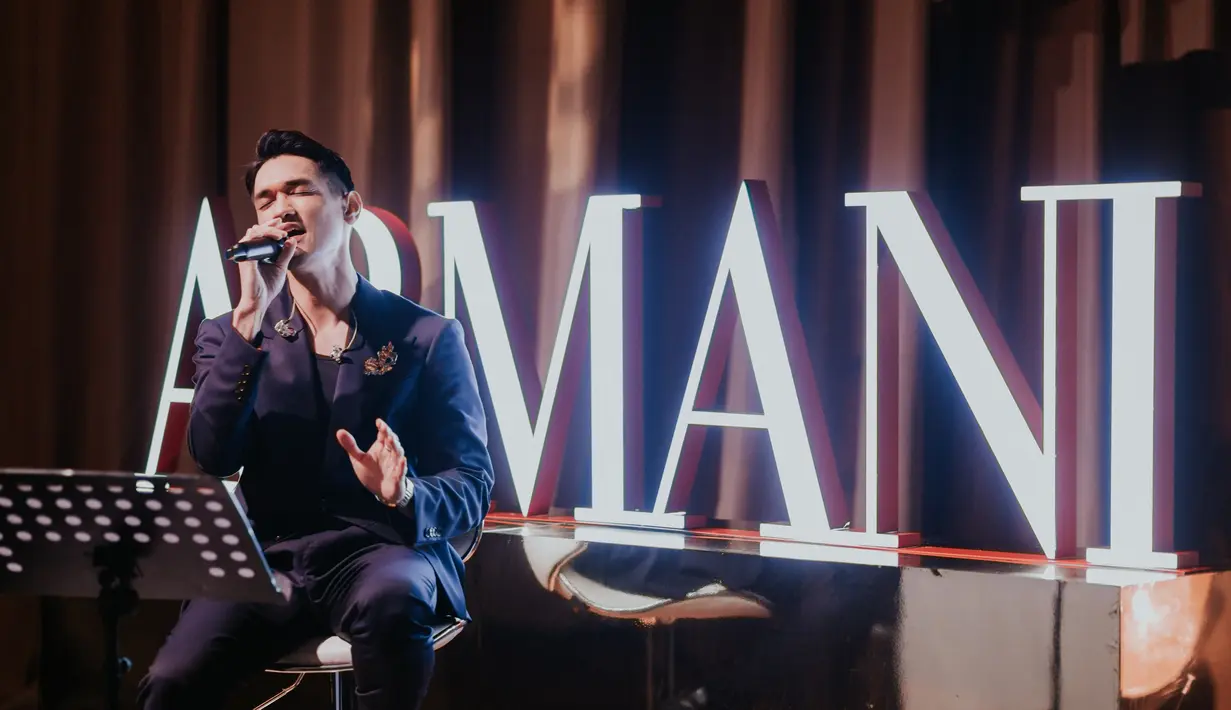 Pada acara peluncuran gift set edisi Ramadan ini, Afgan hadir meramaikan dengan lantunan suara merdu. Ia tampak begitu menawan dalam balutan suit berwarna navy.  [ Dok: Armani Beauty Indonesia ]
