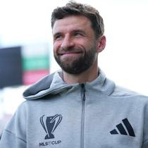 Thomas Muller #13 dari Vancouver Whitecaps FC tiba di stadion sebelum pertandingan Final Piala MLS Audi 2025 antara Inter Miami CF dan Vancouver Whitecaps FC di Chase Stadium pada 6 Desember 2025 di Fort Lauderdale, Florida. (Rich Storry/Getty Images via AFP)