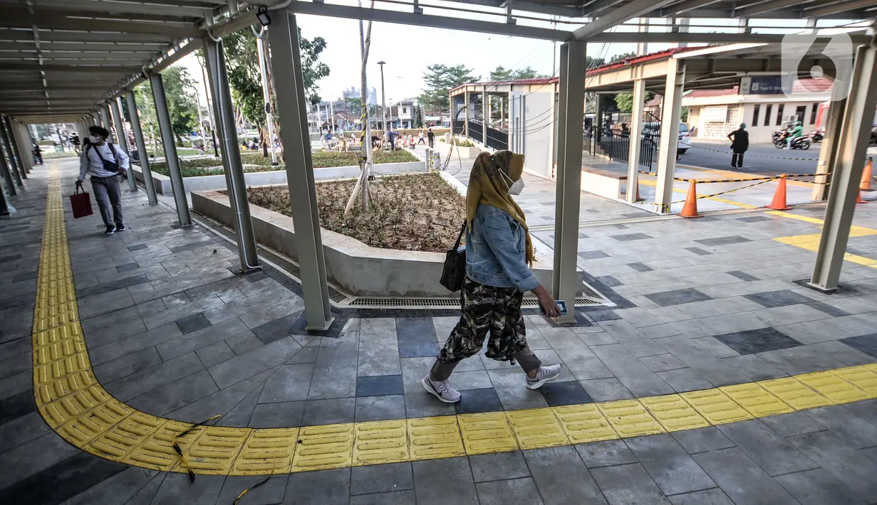 Calon penumpang KRL berjalan di area Stasium Manggarai, Jakarta, Kamis (30/9/2021). Pemrov DKI Jakarta terus menggebut proyek revitalisasi atau penataan kawasan Stasiun Manggarai. (merdeka.com/Iqbal S. Nugroho)