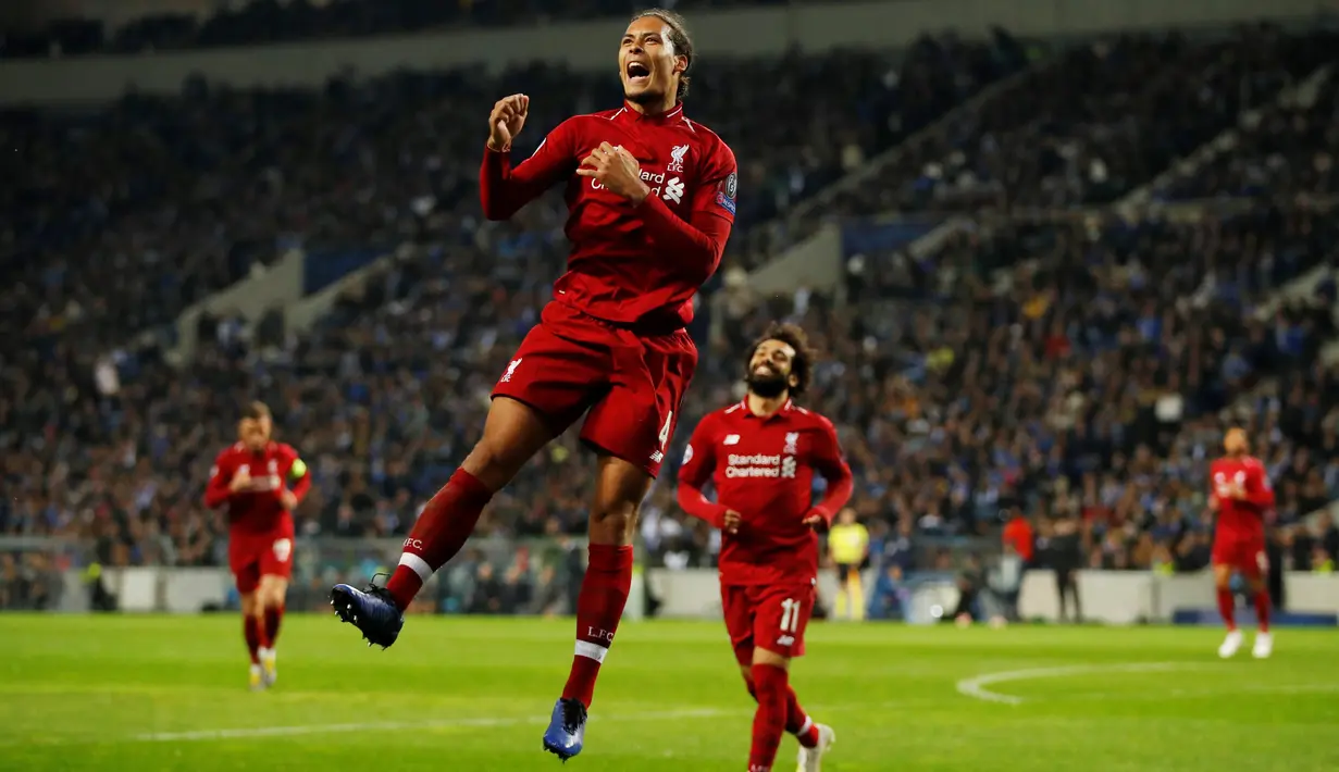 Bek Liverpool, Virgil van Dijk, berselebrasi setelah mencetak gol ke gawang FC Porto pada leg kedua perempat final Liga Champions 2018/2019 di Estadio do Dragao, Rabu (17/4). Liverpool memastikan lolos ke babak semifinal Liga Champions setelah membantai FC Porto 4-1. (Reuters/Andrew Boyers )