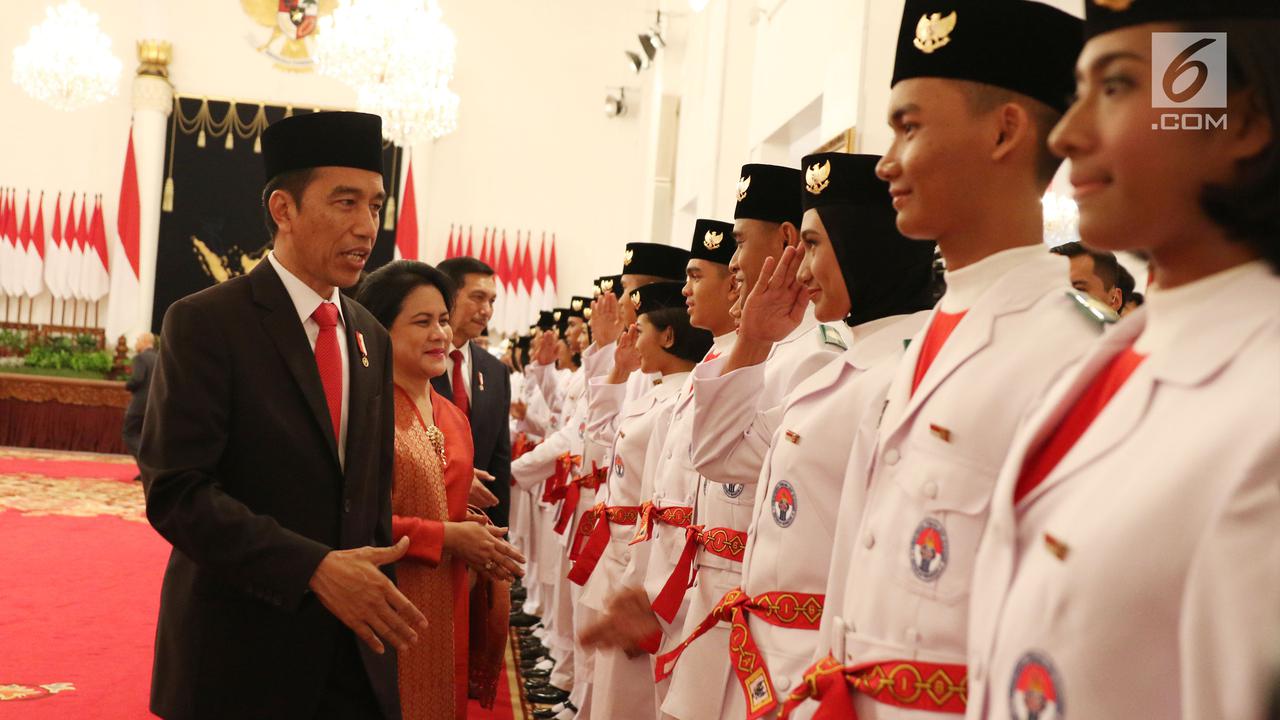 Jokowi Kukuhkan 68 Anggota Paskibraka 2017 di Istana Negara