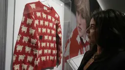 Penawaran online untuk sweater mendiang Princess of Wales dibuka 31 Agustus dan akan berlangsung hingga 14 September melalui Sotheby's. (AP Photo/Frank Augstein)