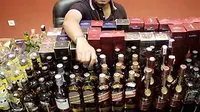 Sejumlah botol miras merek asing berisi oplosan air mineral, alkohol 96% dan minuman berkarbonasi, yang berhasil diamankan di Mapolwiltabes Surabaya. (ANTARA)