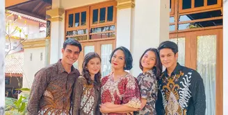 Ada yang berbeda dari penampilan para cast sinetron Buku Harian Seorang Istri yang tayang di SCTV. Mereka terlihat agak formal dan kompak mengenakan batik. (Instagram @zoeabbasjackson)