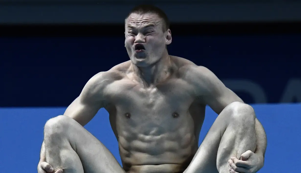 Evgenii Kuznetsov dari Rusia bersaing dalam pertandingan tim 3m/10m selama kompetisi selam di Kejuaraan Dunia FINA 2017 di Budapest, (18/7). (AFP Photo/Christophe Simon)