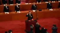 Presiden China Xi Jinping (tengah) mengambil sumpah setelah terpilih secara aklamasi sebagai Presiden dalam sesi Kongres Rakyat Nasional (NPC) China di Aula Besar Rakyat, Beijing, Jumat, 10 Maret 2023. Pemimpin China Xi Jinping dianugerahi masa jabatan lima tahun ketiga sebagai presiden, hal ini membuatnya berada di jalur yang tepat untuk tetap berkuasa seumur hidup. (AP Photo/Mark Schiefelbein)