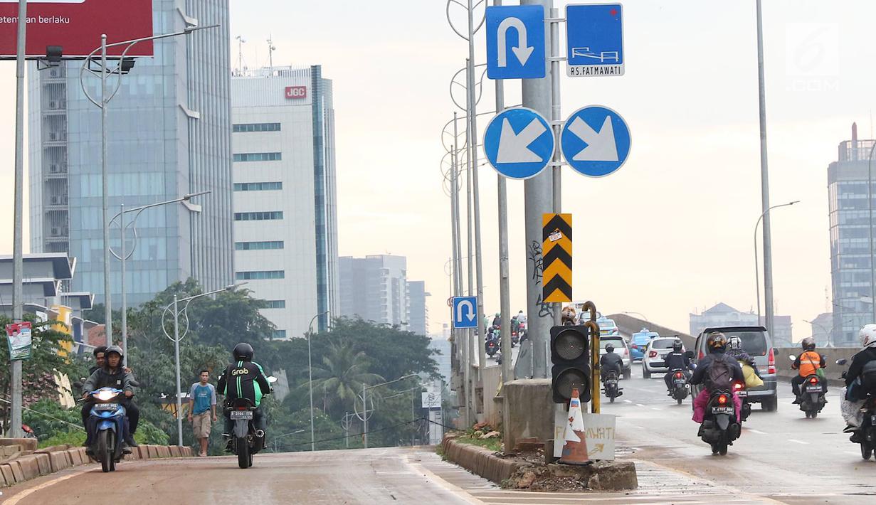 Pengendara sepeda motor melawan arus lalu lintas di akses persimpangan Jalan TB Simatupang - Jalan Antasari di Jakarta, Senin (8/4). Tidak adanya pengawasan serta sanksi tegas bagi pelanggar menyebabkan para pengendara tersebut nekat melawan arus lalu lintas. (Liputan6.com/Immanuel Antonius)