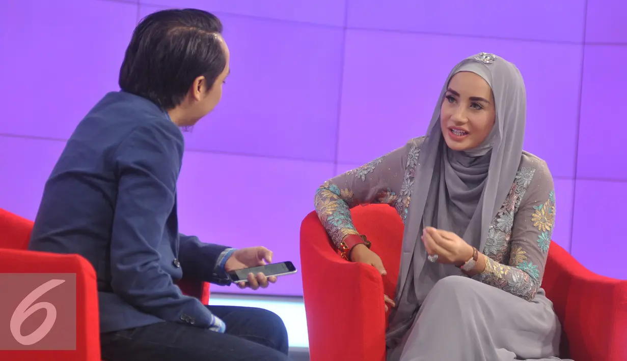 Shinta Bachir tampil mengenakan hijab saat menghadiri acara Dear Haters di SCTV Tower, Jakarta, Kamis (16/6/2016). Shinta menceritakan lika-liku hidupnya kepada Dear Haters. (Liputan6.com/Gempur M Surya)