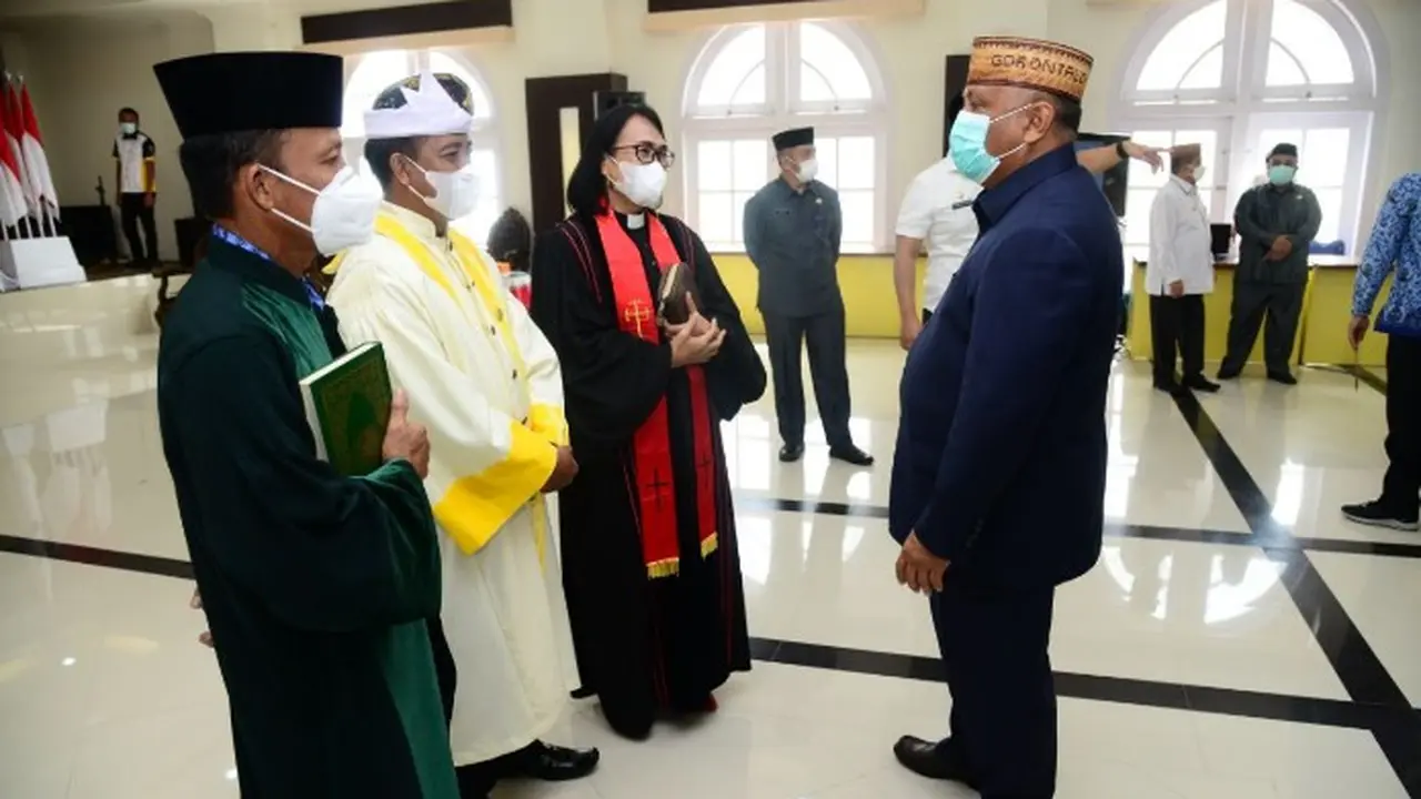 Gubernur Gorontalo Rusli Habibie, saat berbincang dengan 3 tokoh agama berbeda di Gorontalo (Arfandi Ibrahim/Liputan6.com)