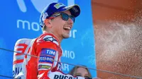 Pebalap Ducati, Jorge Lorenzo, diprediksi bisa meraih kemenangan sebelum MotoGP 2017 berakhir. (Bola.com/Twitter/lorenzo99)