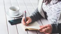 Ilustrasi Menulis Kalimat Efektif Credit: pexels.com/Woman