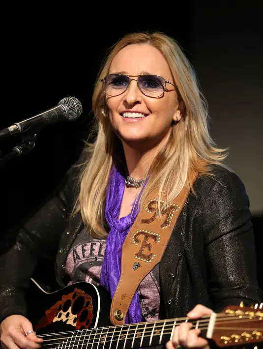 Melissa Etheridge, didiagnosis tahun 2004 di usia 43. Rocker ini menemukan benjolan di payudara kirinya sambil memeriksa dirinya di kamar mandi dan terinspirasi untuk menulis lagu ‘I Run for Life’ tentang melawan kanker payudara. (AFP/Bintang.com)