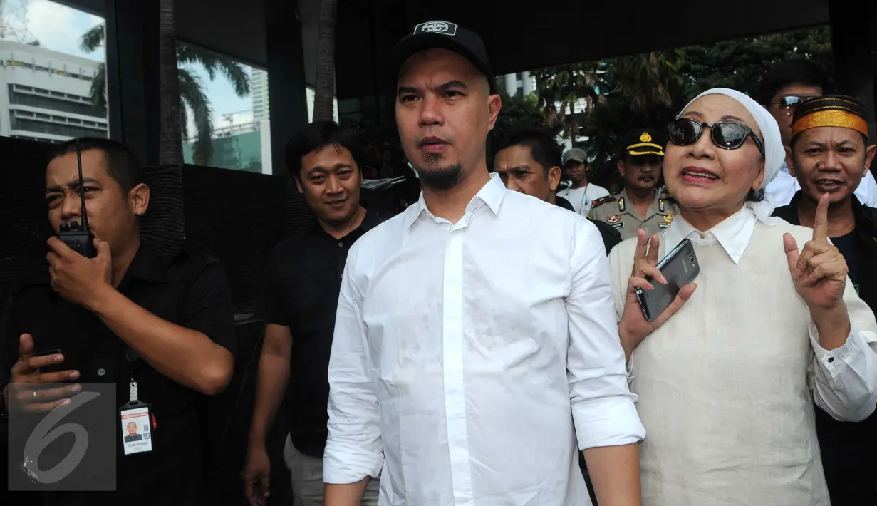 Ahmad Dhani dan aktivis Ratna Sarumpaet ketika tiba di Gedung KPK, Jakarta, Kamis (2/6). Dhani dan kawan-kawannya mendapat penolakan dari pihak keamanan saat hendak menggelar aksi tuntut KPK tangkap Ahok. (Liputan6.com/Helmi Afandi)