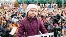 Aktivis iklim asal Swedia, Greta Thunberg memegang poster protes saat berunjuk rasa di Hamburg, Jerman, Jumat (1/3). Thunberg menuntut parlemen segera memutuskan kebijakan ketat demi perlindungan iklim. (Daniel Reinhardt/dpa via AP)