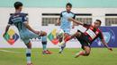 Gelandang Persipura Jayapura, Todd Rivaldo Ferre berduel dengan gelandang Persela Lamongan, Malik Risaldi dalam laga pekan kedua BRI Liga 1 2021/2022 di Stadion Wibawa Mukti, Cikarang, Jumat (10/09/2021). (Foto: Bola.com/Bagaskara Lazuardi)