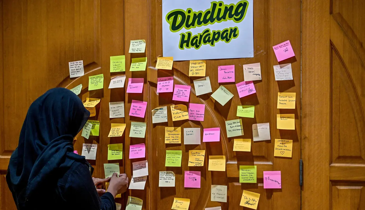 Dalam peristiwa itu 14 nyawa melayang dan puluhan lainnya mengalami luka. (Juni KRISWANTO/AFP)