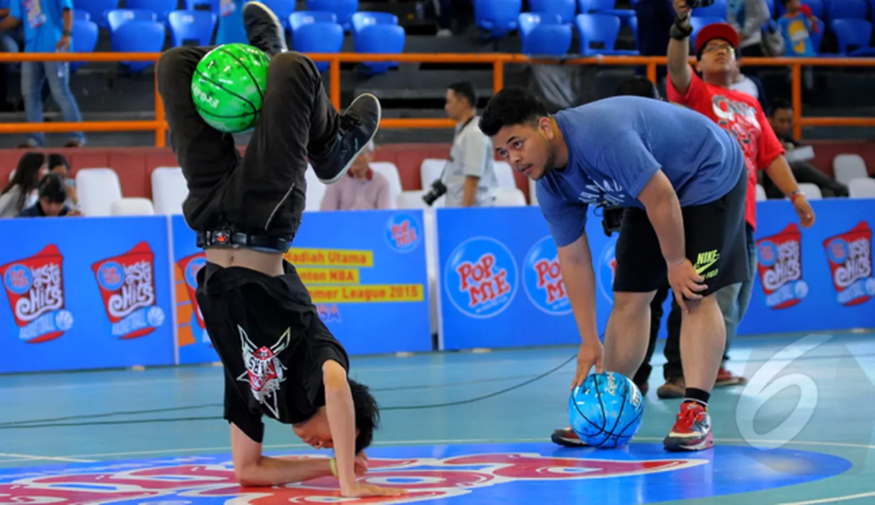Aksi freestyle dengan menggunakan kaki diperagakan salah satu peserta di acara Popmie InstaHits Grand Final Kompetisi Frestyle Bakset Ball, Senayan, Minggu (17/2/2015). (Liputan6.com/Faisal R syam)