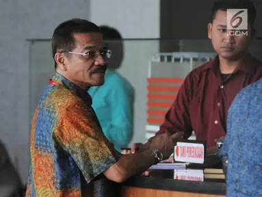 Mantan Menteri Dalam Negeri Gamawan Fauzi menuju meja resepsionis untuk mendapatkan kartu identitas di Gedung KPK, Jakarta, Kamis (22/3). Gamawan Fauzi akan diperiksa dalam pengembangan kasus dugaan korupsi proyek pengadaan e-KTP. (Medeka.com/Dwi Narwoko)