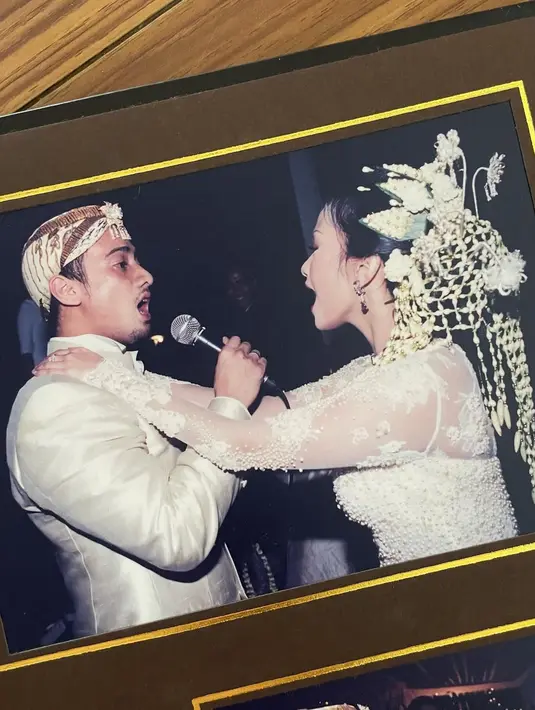 Dalam potret yang dibagikan, keduanya nampak menikmati pesta pernikahan yang mereka gelar kala itu. [Foto: Instagram/ersamayori]