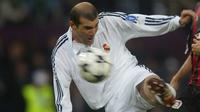 Zinedine Zidane pernah melakukan tendangan voli ikonik ketika dirinya membela Real Madrid pada tahun 2002. Saat itu Real Madrid tengah melawan Bayer Leverkusen, menghasilkan kemenagan Los Blancos dengan skor akhir 2-1. (Foto:AFP/Damien Meyer)