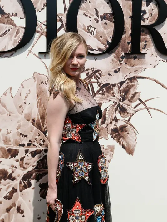 Aktris Kirsten Dunst berpose saat menghadiri peluncuran koleksi terbaru Dior bertajuk Haute Couture Fall/Winter 2017/2018 di Paris, Prancis, (3/7). (AP Photo/Thibault Camus)