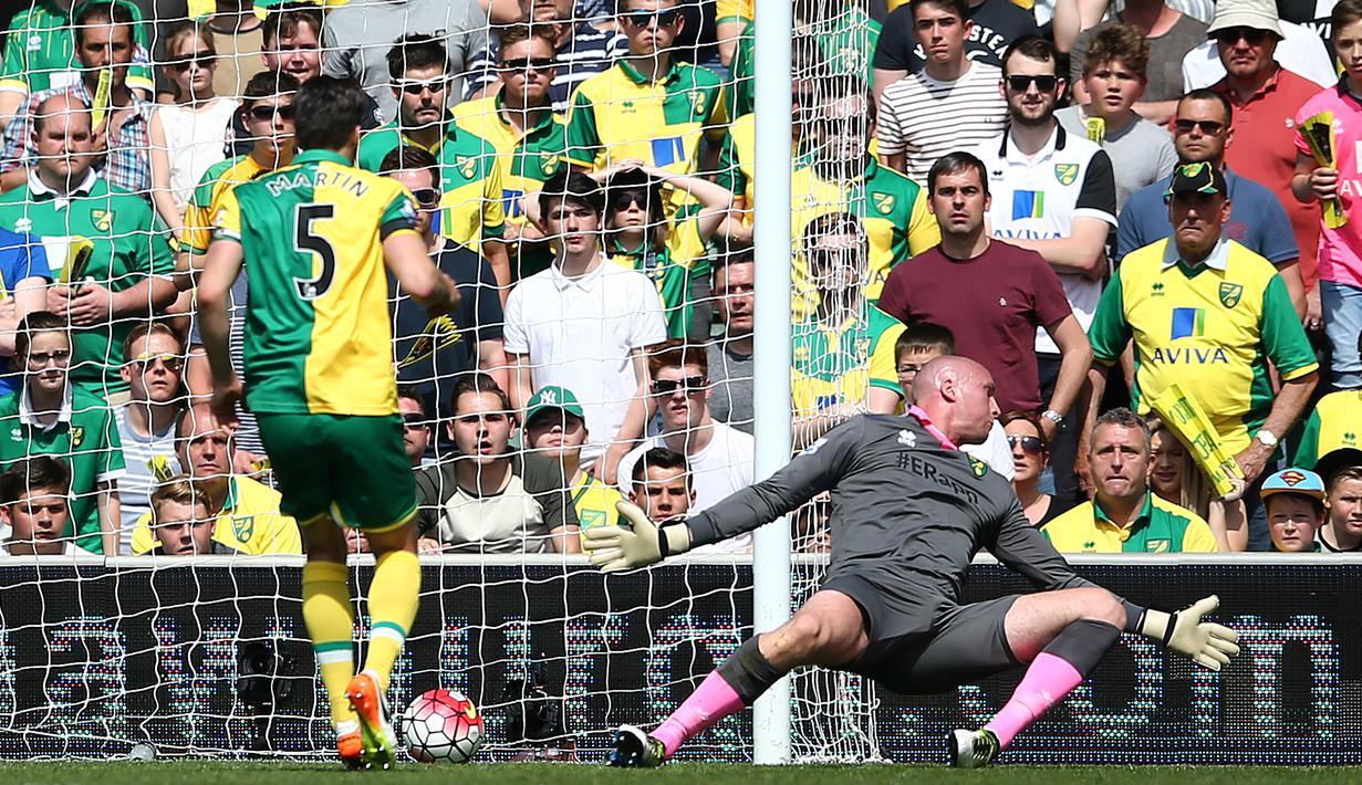 Kiper Norwich City, John Ruddy, gagal menahan bola tendangan pemai MU, Juan Mata, dan berbuah gol dalam lanjutan Premier League, di Stadion Carrow Road, Norwich, Sabtu (7/5/2016). (AFP/Justin Tallis)