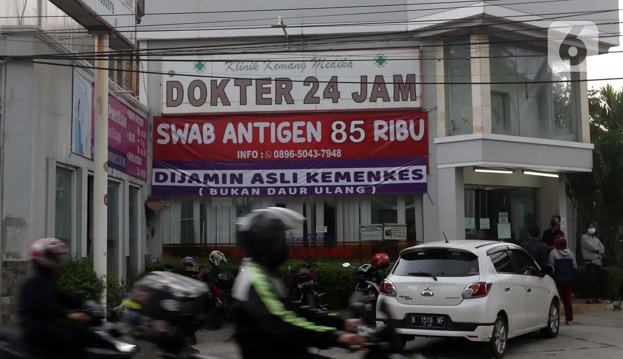 Spanduk penawaran harga tes cepat COVID-19 terpampang di salah satu klinik di Jalan Ampera Raya, Jakarta, Rabu (30/6/2021). Tingginya animo masyarakat untuk melakukan tes cepat COVID-19 berimbas pada penawaran harga yang bervariasi di beberapa klinik. (Liputan6.com/Helmi Fithriansyah)