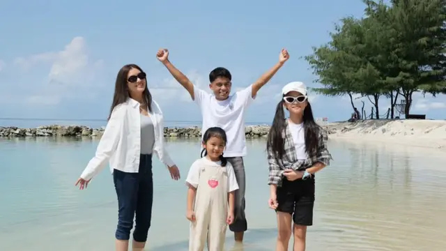 Anak-Anak Sarwendah dengan Outfit Simpel namun Keren saat Main di Pantai/Fimela.com
