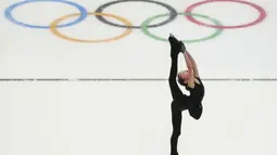 Atlet Kazakhstan, Elizabet Tursynbaeva, berlatih figure skating jelang Olimpiade Musim Dingin Remaja 2016 di Hamar Olympic Hall Viking Ship, Lillehammer, Norwegia. (11/2/2016). (AFP/Youth Information Service (YIS)/IOC/Jed Leicester)