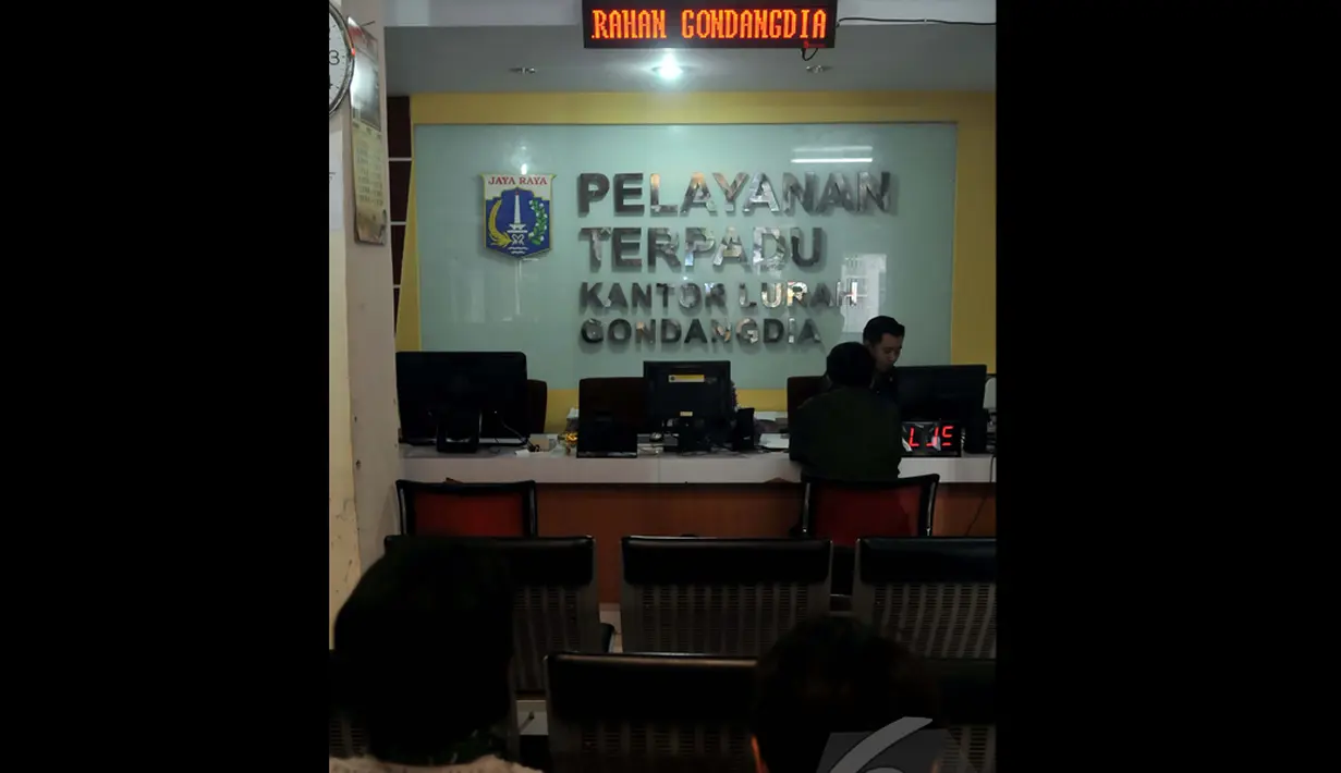 Sejumlah warga sedang menunggu untuk mengurus pengajuan surat - surat penting  mulai dari surat izin usaha dan perdagangan (SIUP), izin mendirikan bangunan (IMB), KTP dan KK dan lain-lain, Jakarta, Senin (12/1/2015). (Liputan6.com/JohanTallo)